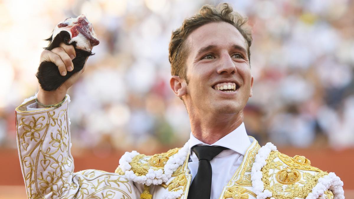 Juan Pedro García &#039;Calerito&#039; muestra la oreja conseguida en la corrida de este sábado, la de su alternativa, en Sevilla.