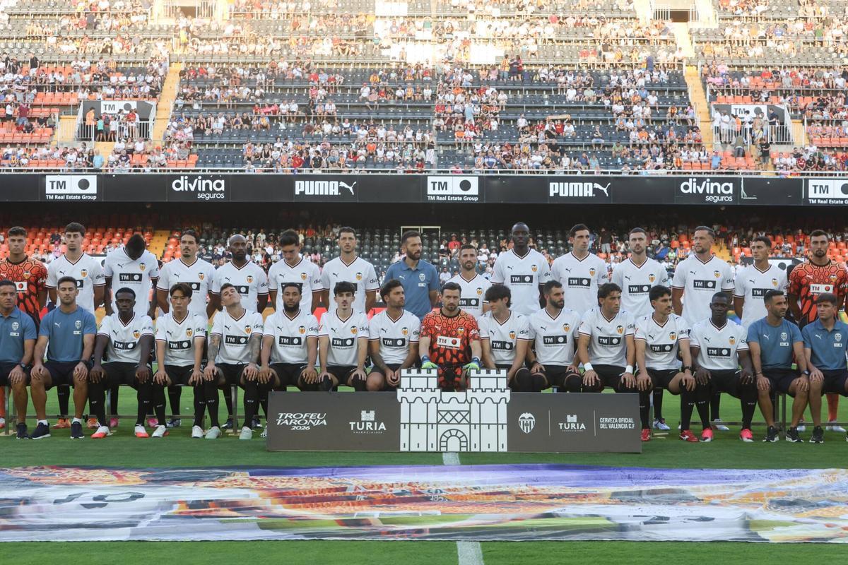 El Valencia CF presenta al equipo para la temporada 2026-2027 antes del Trofeu Taronja.