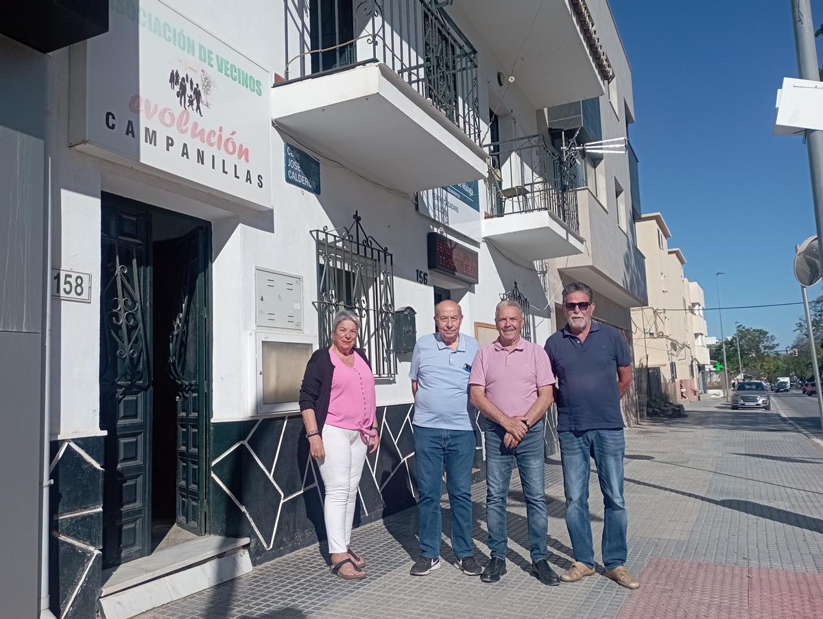 I La presidenta vecinal Carmela Fernández y vecinos en la sede de la Asociación de Vecinos de Campanillas, este mes.
