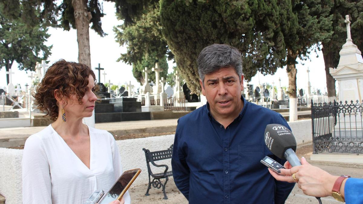 Raquel Casado y Rafael Llamas atienden a los medios en el cementerio municipal.