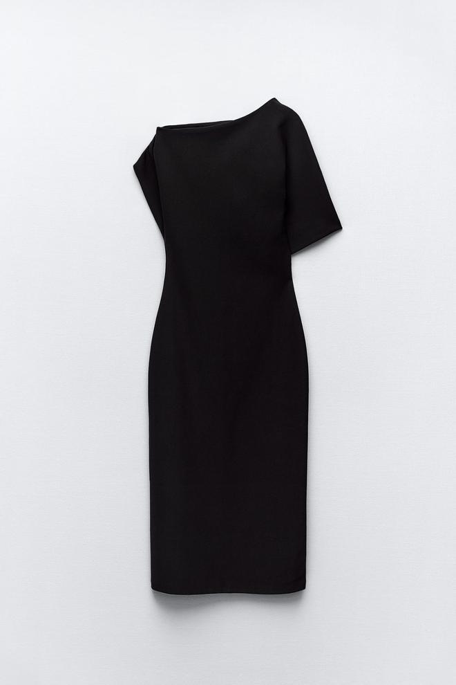 Vestido negro de silueta entallada y escote asimétrico, de Zara