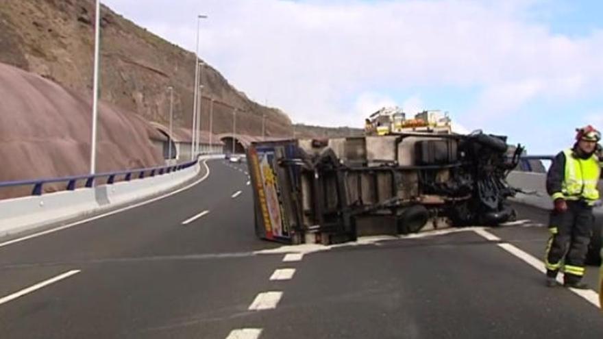 Un camión frigorífico vuelca en el puente del barranco de Silva