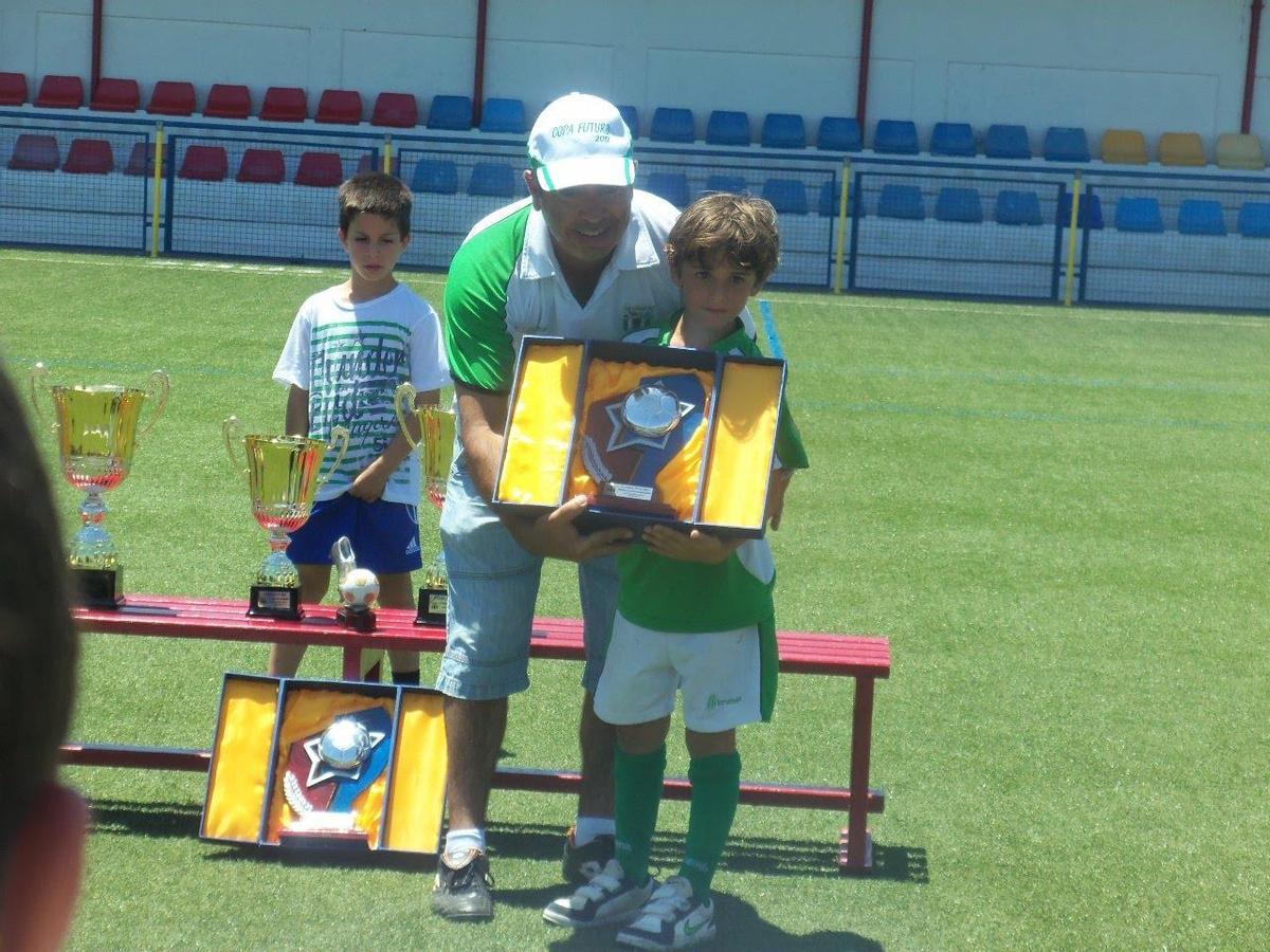 Gavi, de pequeño con un premio.