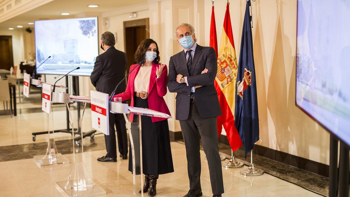 La presidenta de la Comunidad de Madrid, Isabel Díaz Ayuso, y el consejero de Sanidad, Enrique Ruiz Escudero.