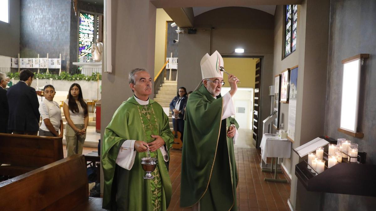 El arzobispo Jesús Sanz Montes en la bendición de una de las capillas, acompañado del párroco, Jaime Sanz Santacruz.