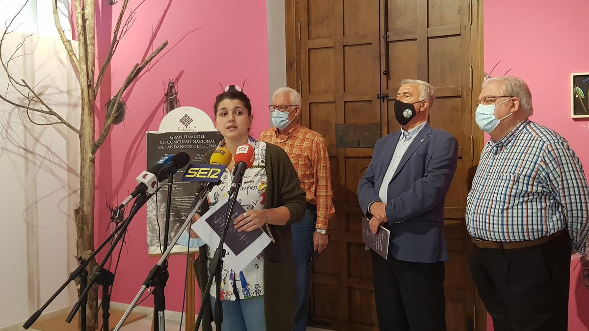 Mamen Beato, junto a los responsables de las distintas entidades colaboradoras.