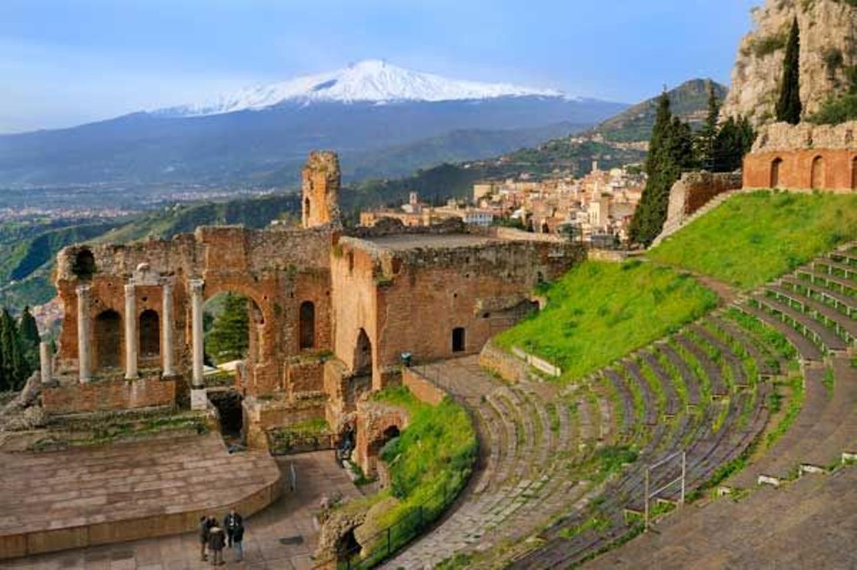 Teatro greco-romano de Taormina con el Monte Etna a las espaldas.