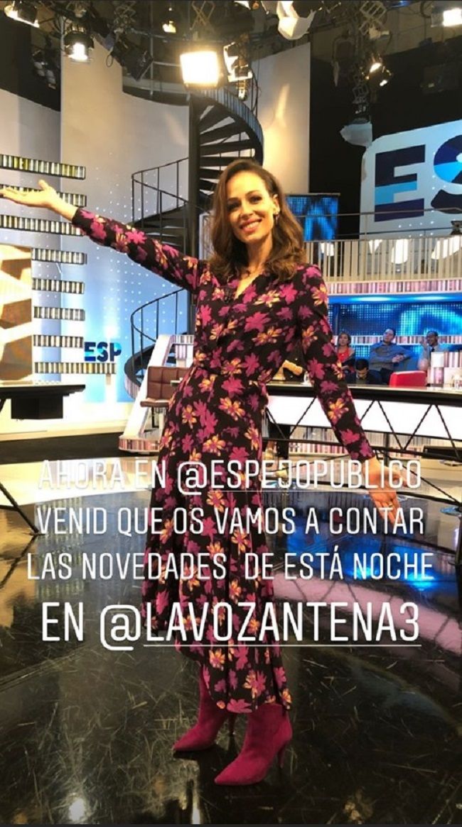 Eva González con vestido floral y botas altas en 'Espejo Público'