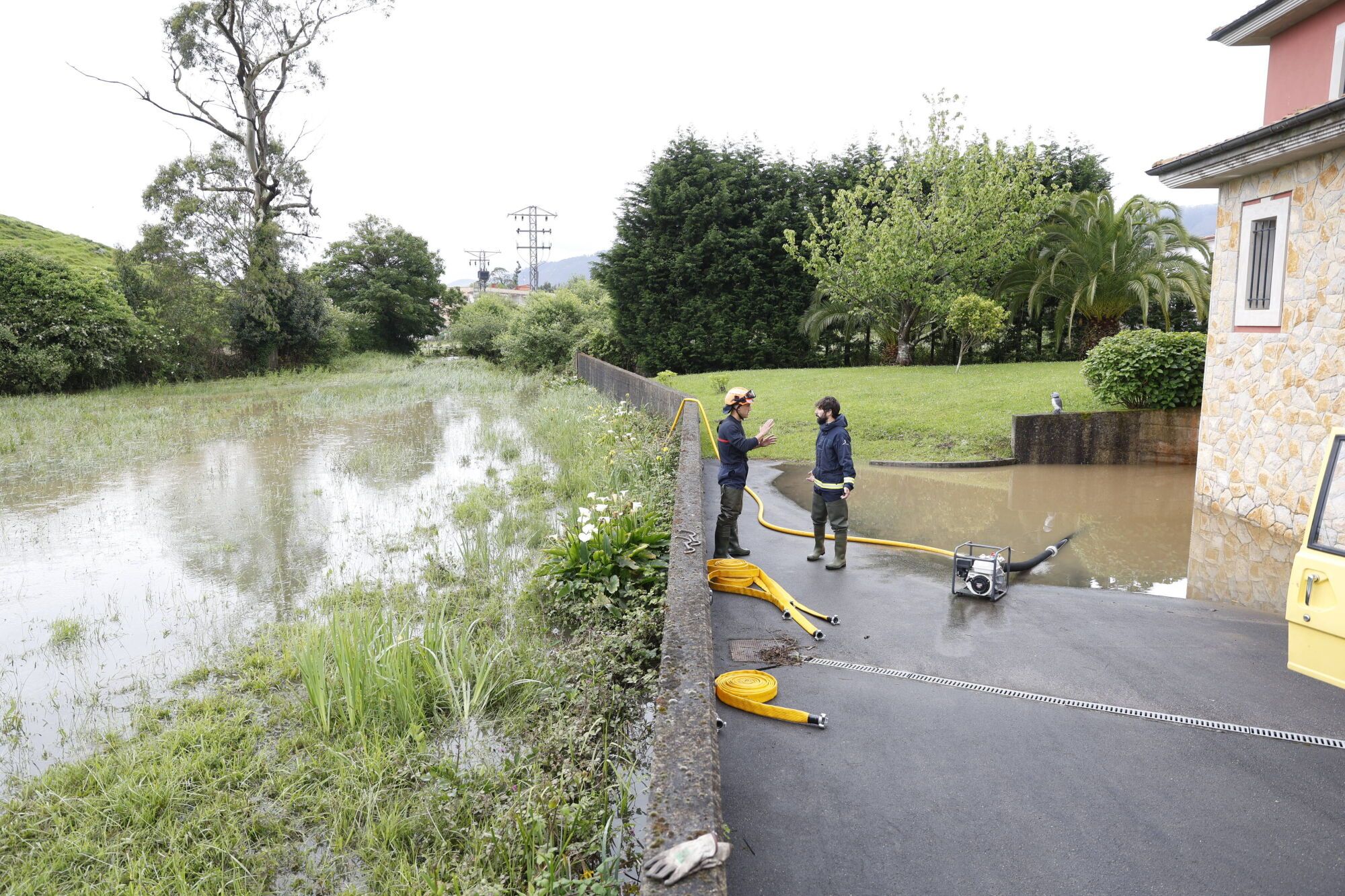 EN IMÁGENES: Caos en Colunga por las inundaciones de esta madrugada