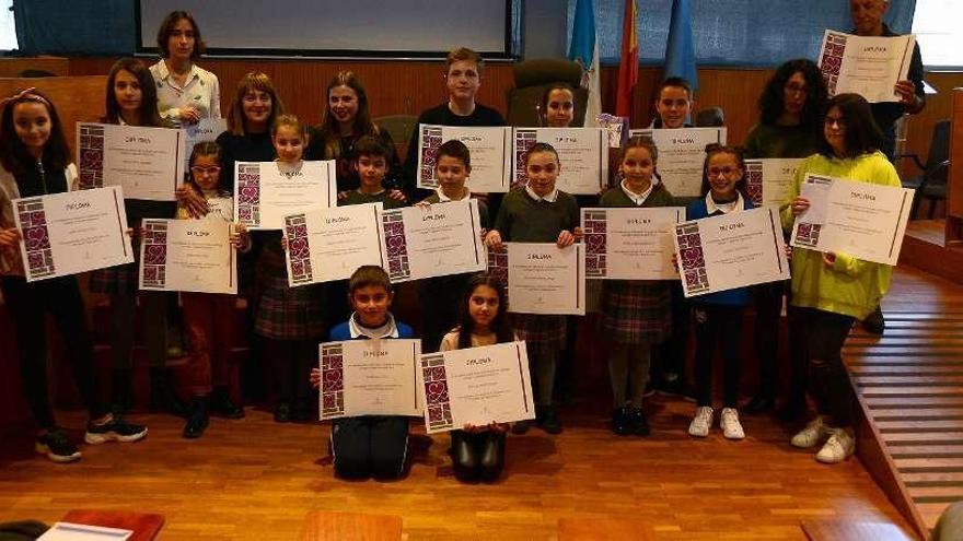 Foto de familia de los premiados en el acto de entrega de los galardones, ayer, en el Concello. //G.N.