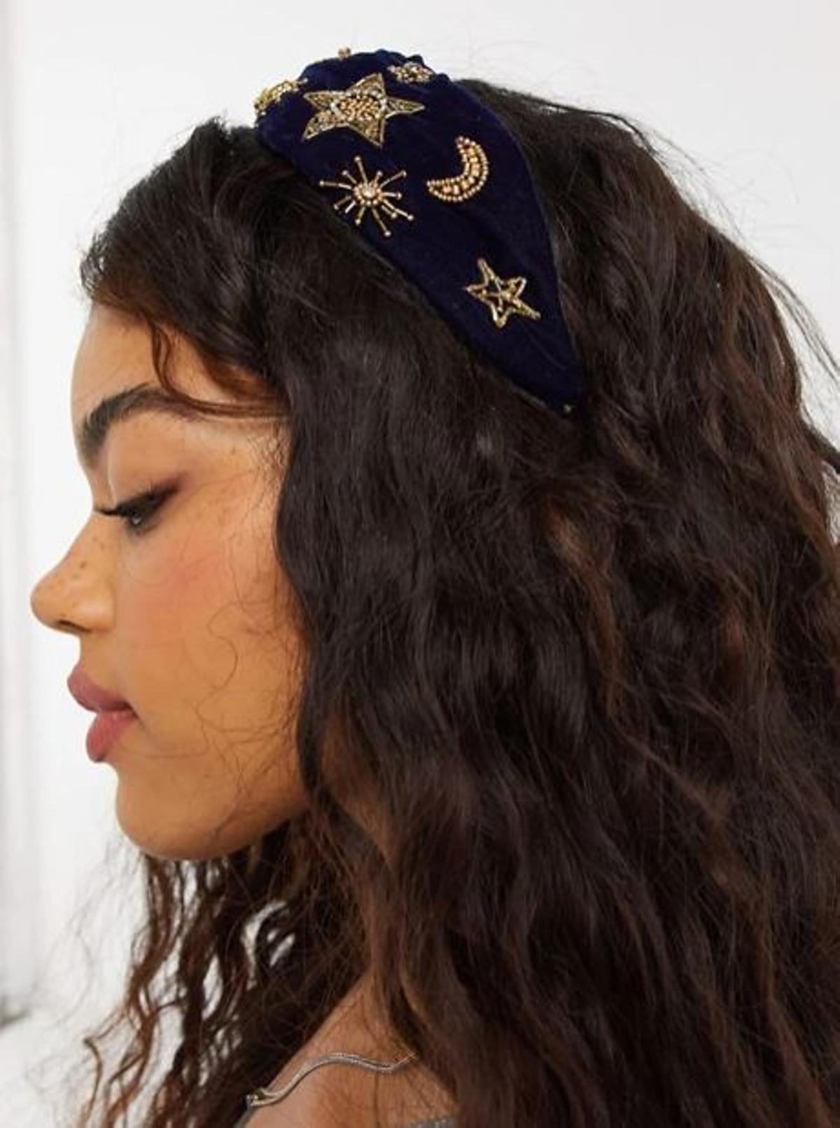 Diadema azul marino con diseño anudado y adornos de temática celestial de ASOS DESIGN (Precio: 11,65 euros)