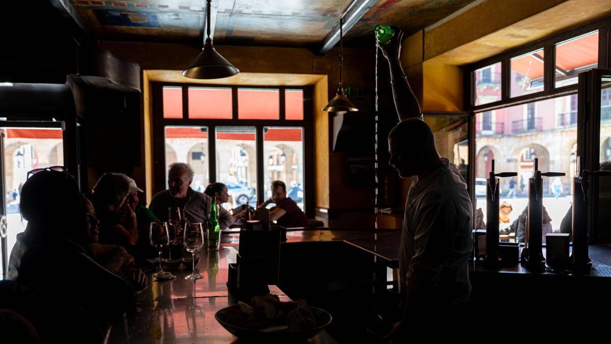 Un camarero sirve sidra en un bar  de Vigo, el 28 de abril de 2025, día del apagón