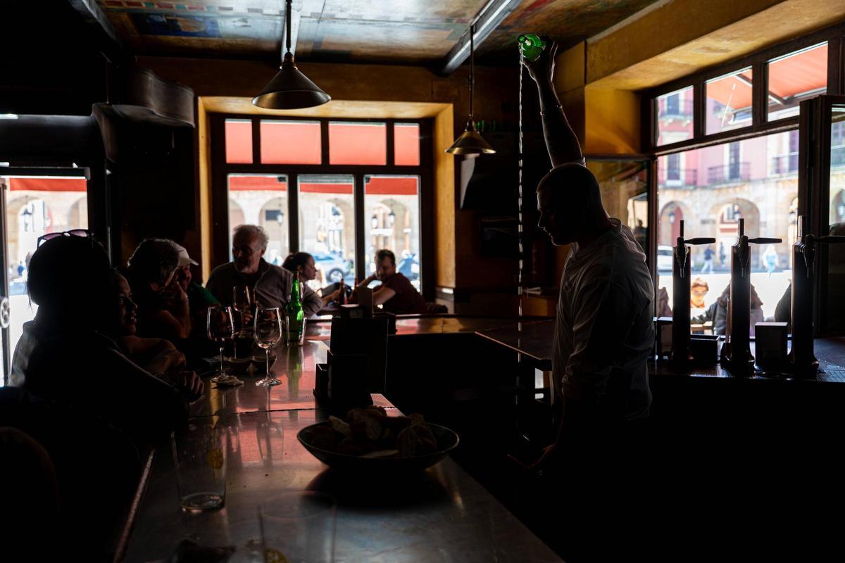 Un camarero sirve sidra en un bar  de Vigo, el 28 de abril de 2025, día del apagón