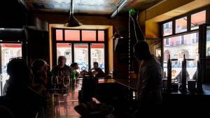 Un camarero sirve sidra en un bar  de Vigo, el 28 de abril de 2025, día del apagón