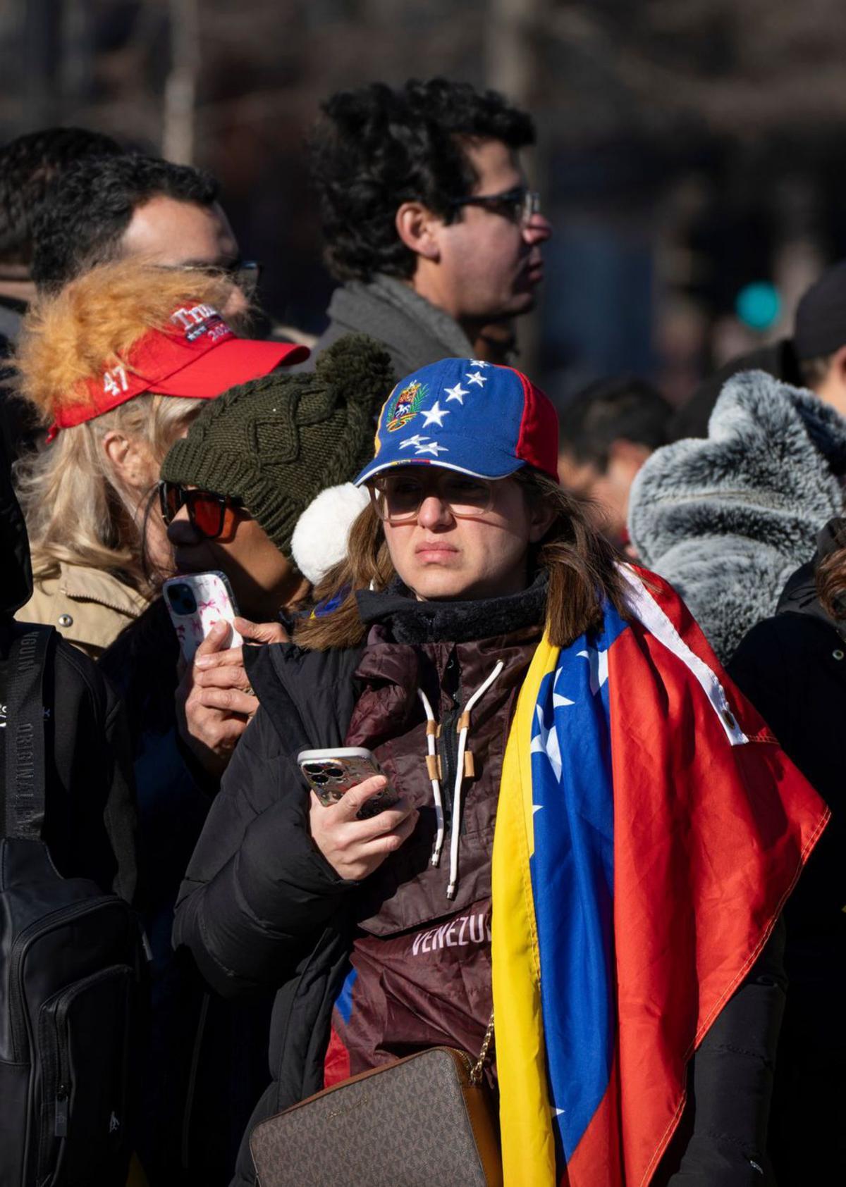 Seguidors de Marina Corina Machado, ahir a Washington.  | MARK SCHIEFELBEIN / AP