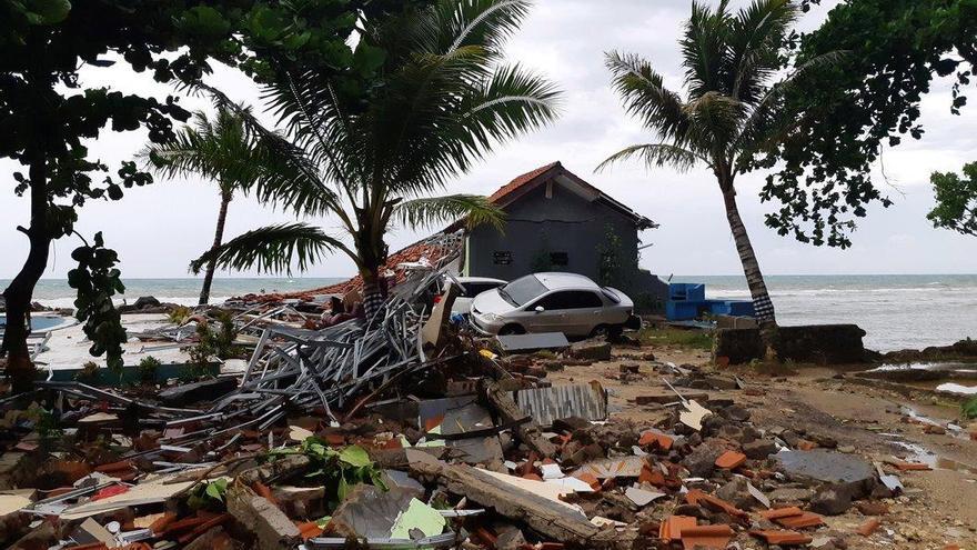 Indonesia eleva a 429 los muertos en el tsunami y mantiene la alerta