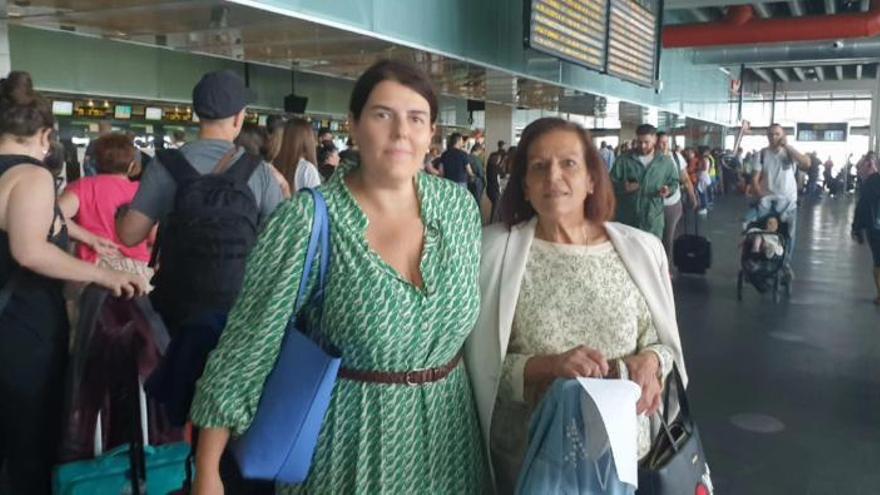 Las hermanas viguesas Patricia y María del Carmen, ayer, ante las largas colas de viajeros en el aeropuerto de La Palma.   | // FDV