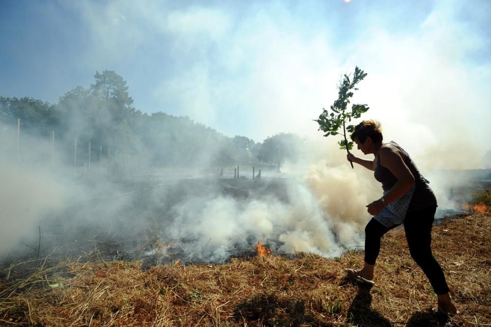 Vilagarcía lucha contra el fuego