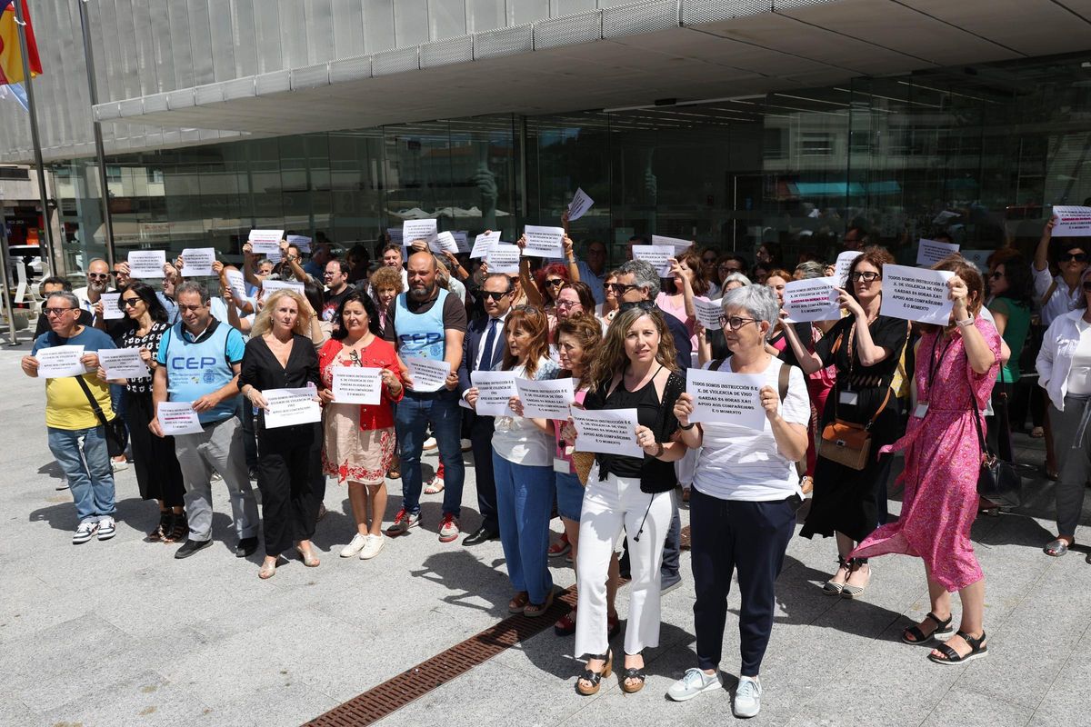 Un momento del acto de protesta de ayer en la plaza judicial.