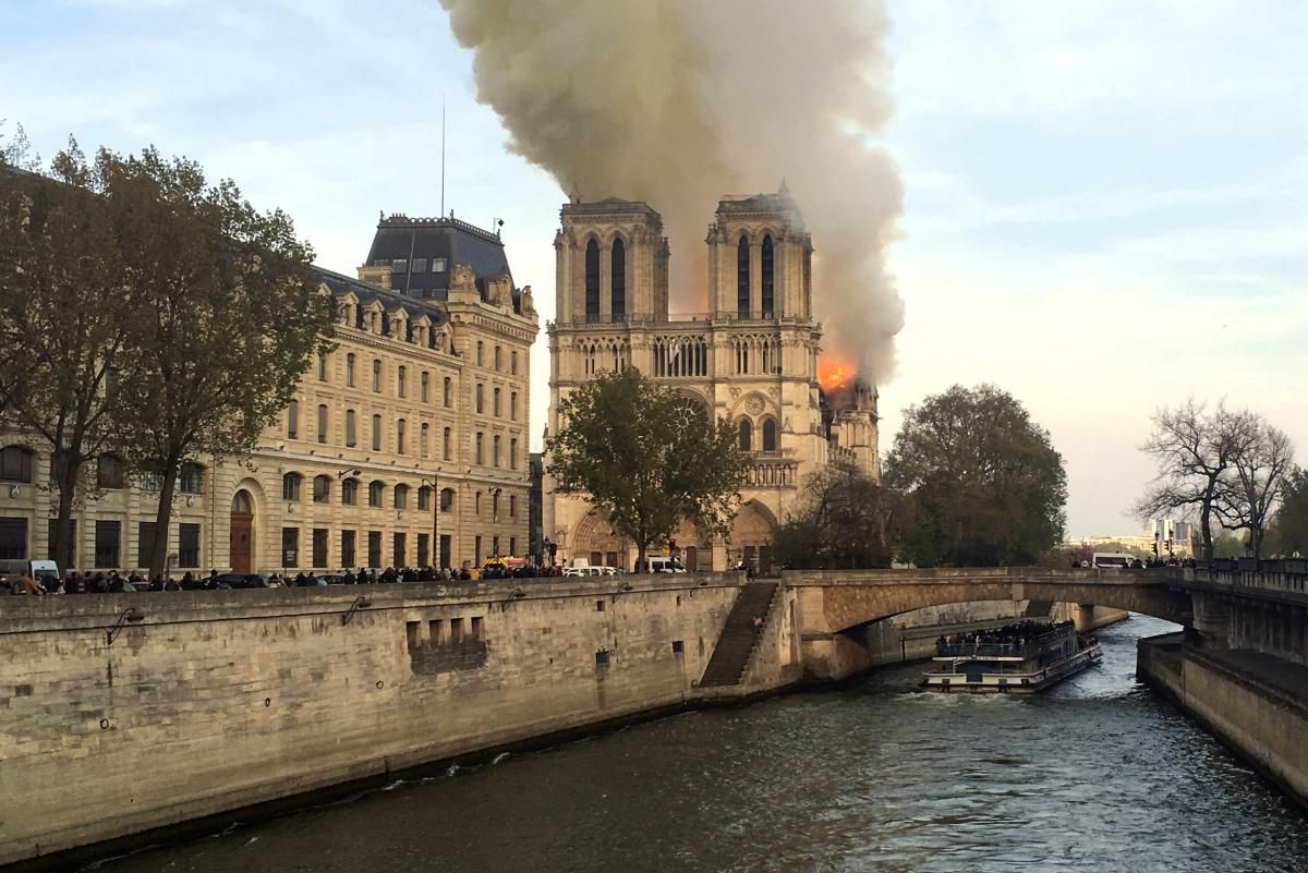 Arde la catedral de Nôtre Dame de París