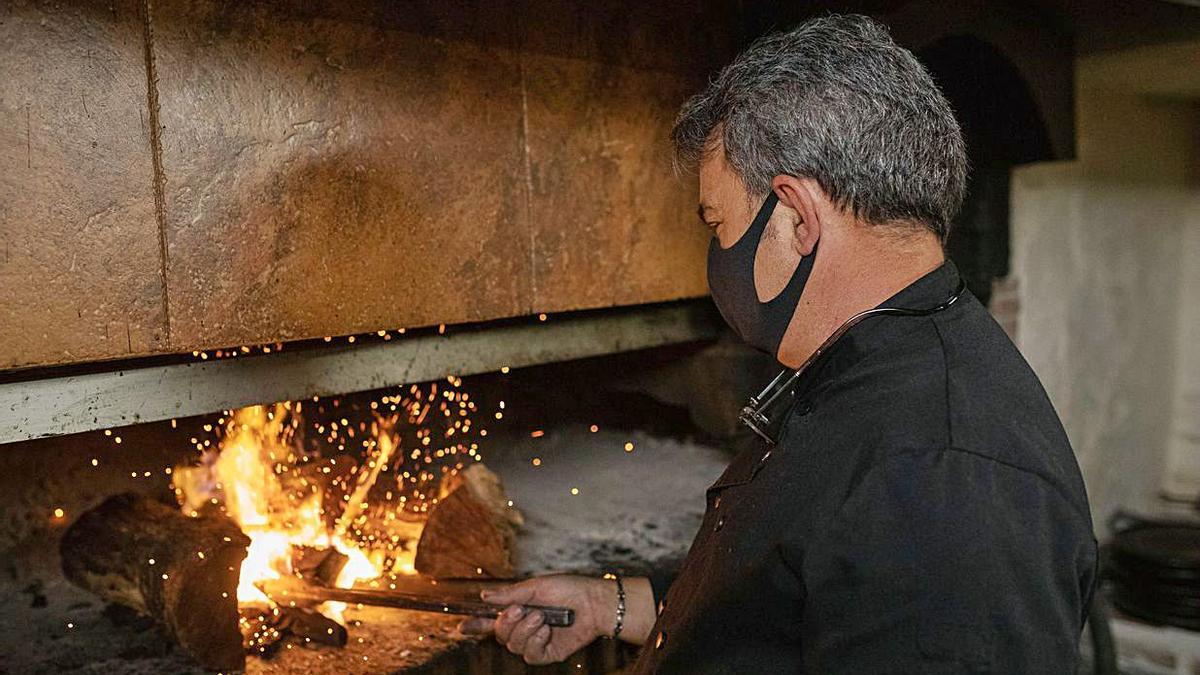 Alberto de la Torre, propietario de una de las bodegas, prepara las brasas para el servicio de comidas. | |  EMILIO FRAILE