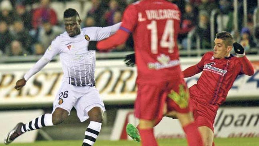 Kasim Adams dispara ante la oposición de un rival del Numancia.