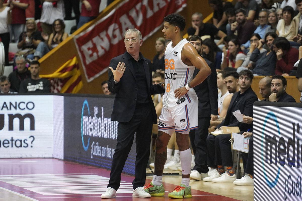 Moncho Fernández, dando instrucciones en la banda