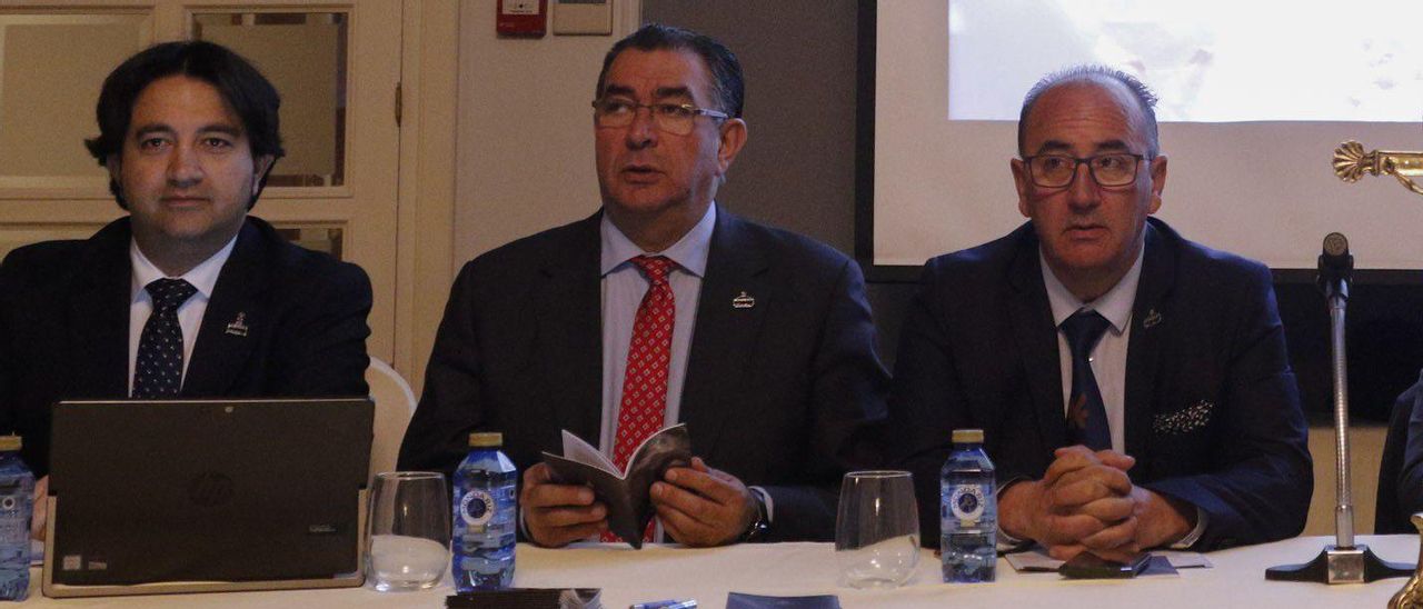 Ricardo Alonso (izquierda) y Alberto Piorno (centro) compartieron directiva bajo el mandato de Graciliano Hernández (derecha)