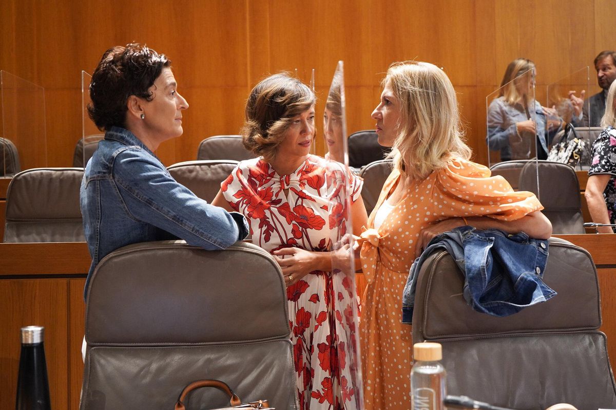 Las populares Ana Marín, Marian Orós y Mar Vaquero, antes de comenzar el pleno.
