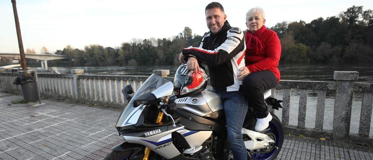 Rosa Senra ya ha probado la moto de Dani Rodríguez, el generoso porriñés que se ha ofrecido a llevarla de &quot;paquete&quot; en la Papanoelada Motera de Vigo.