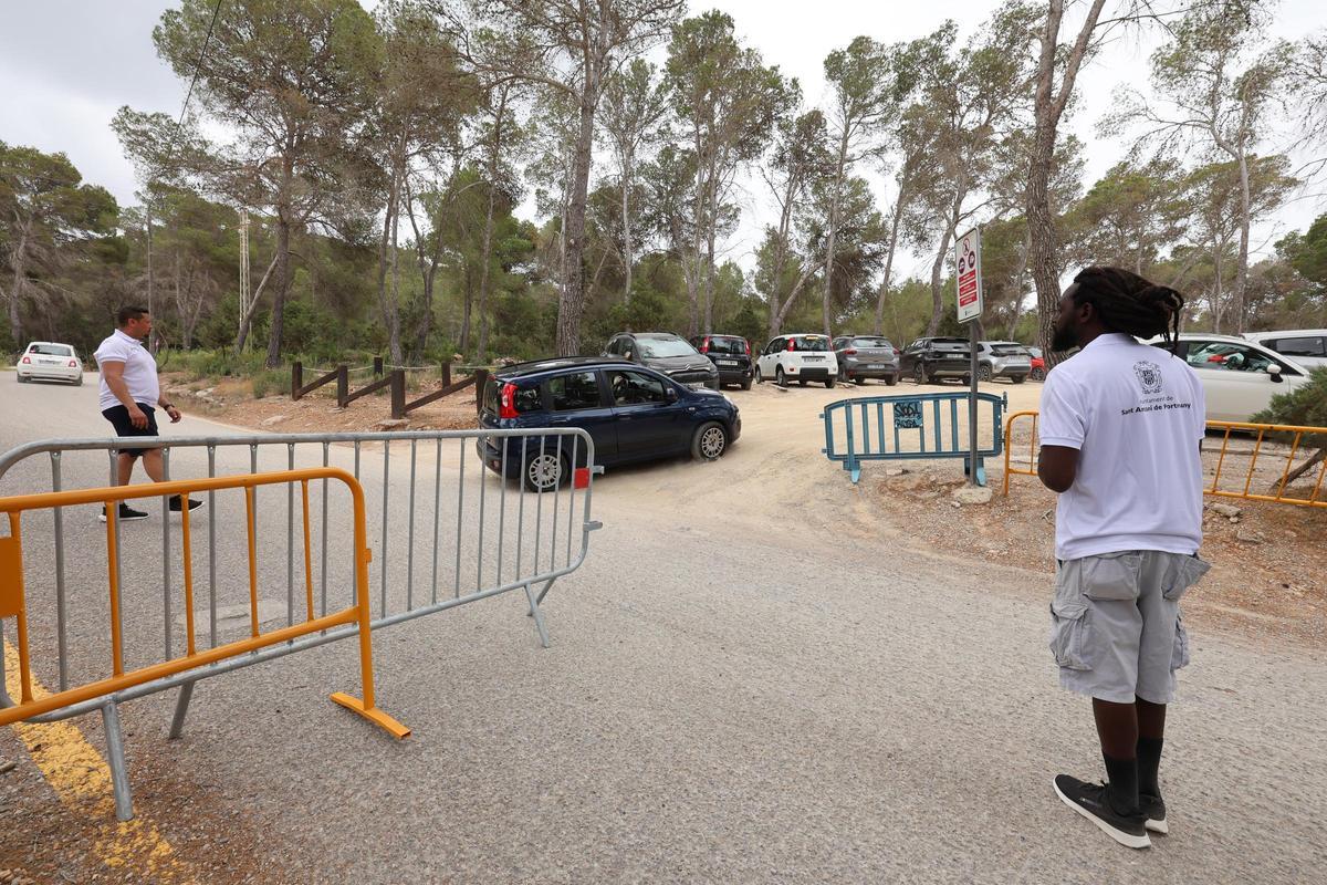 Todas las imágenes del primer día de restricciones de acceso al parking de Cala Salada