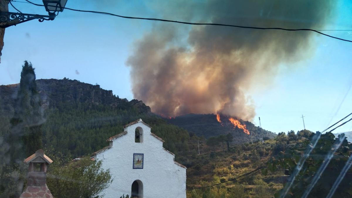 Uno de los frentes del incendio de Bejís