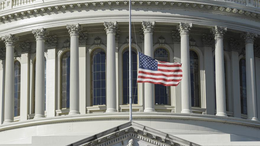 Un hombre se suicida tras chocar su coche contra la valla del Capitolio de EEUU