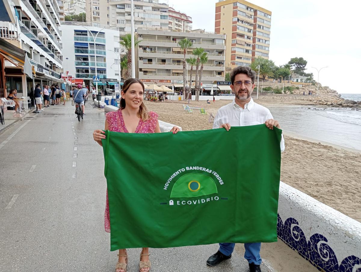Finestrat apuesta por la circularidad y el desarrollo sostenible, revalidando la bandera verde. En la imagen, la concejala de Medio Ambiente, Estela Álvarez, y Manuel Sala de Ecovidrio durante el pasado verano.
