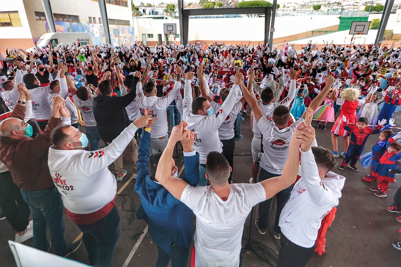 Diablos Locos celebra el Viernes de Carnaval con los alumnos del Príncipe Felipe de Candelaria