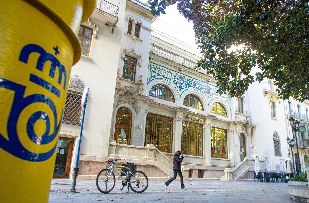 La intención de la Generalitat es conservar el mosaico de la fachada.