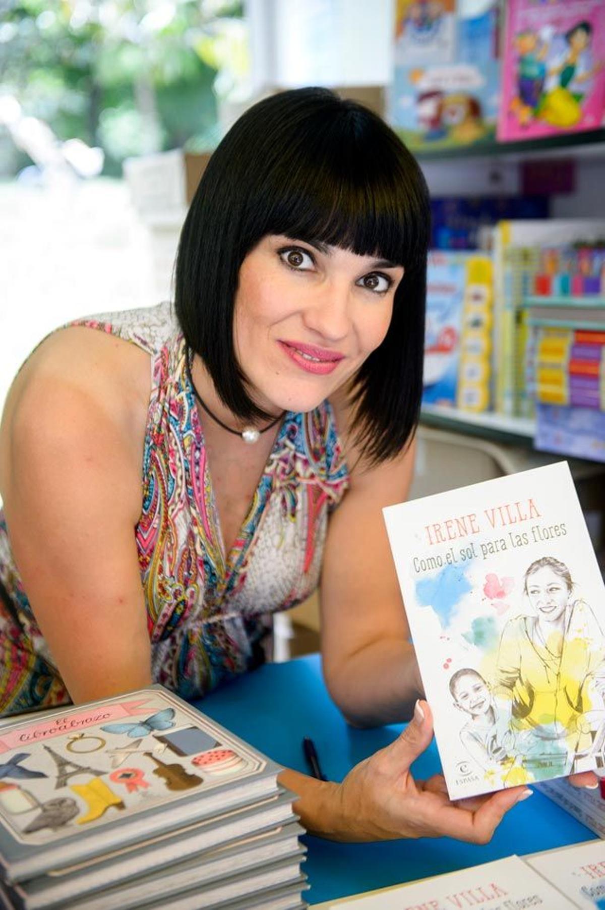 Irene Villa muestra su último libro Como el sol para las flores en la Feria del Libro de Madrid.