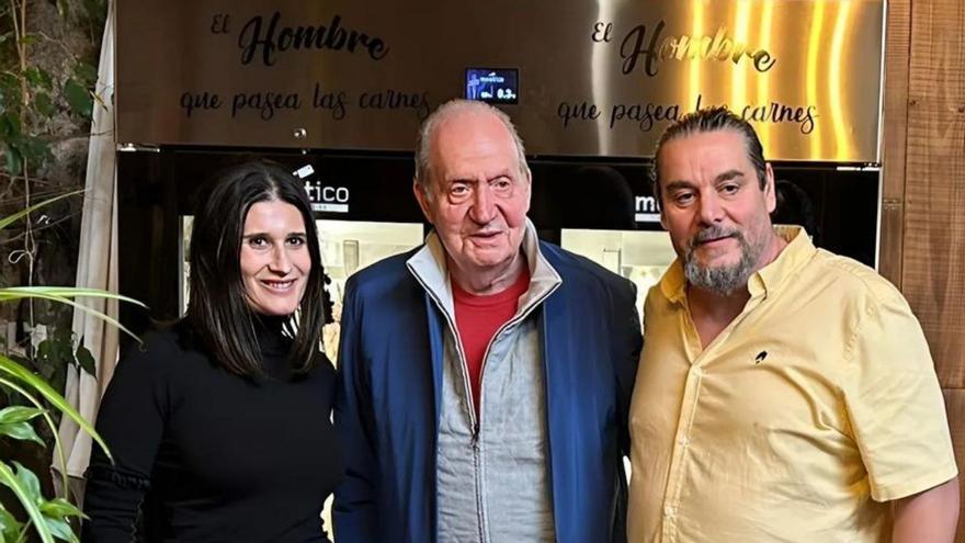 El rey Juan Carlos, con Lino Fervenza (dcha.) y su mujer Lorena Durán. Abajo, en Sanxenxo, en un barco auxiliar.
  | // FDV / A.D. BRIÑAS