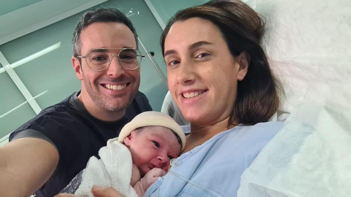 Los padres con el recién nacido este lunes en el Hospital General de Alicante.