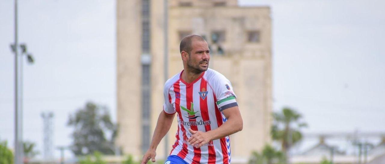 Trinidad, durante un partido con el Don Benito esta temporada.