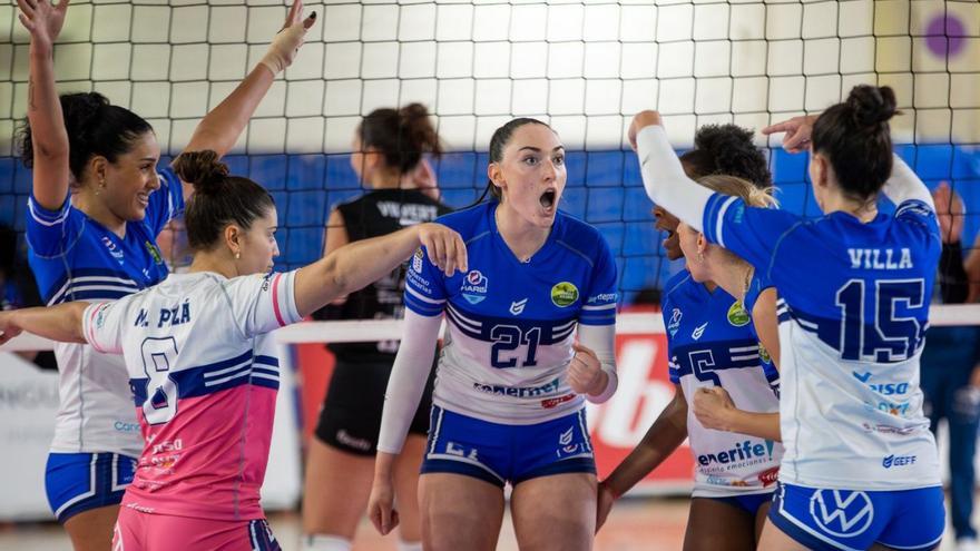 Las jugadoras del Haris celebran su victoria en la ida de los cuartos de final del ‘playoff’ por el título. | EL DÍA