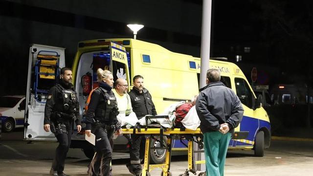 Llegada al hospital de heridos del accidente de tren en Adamuz