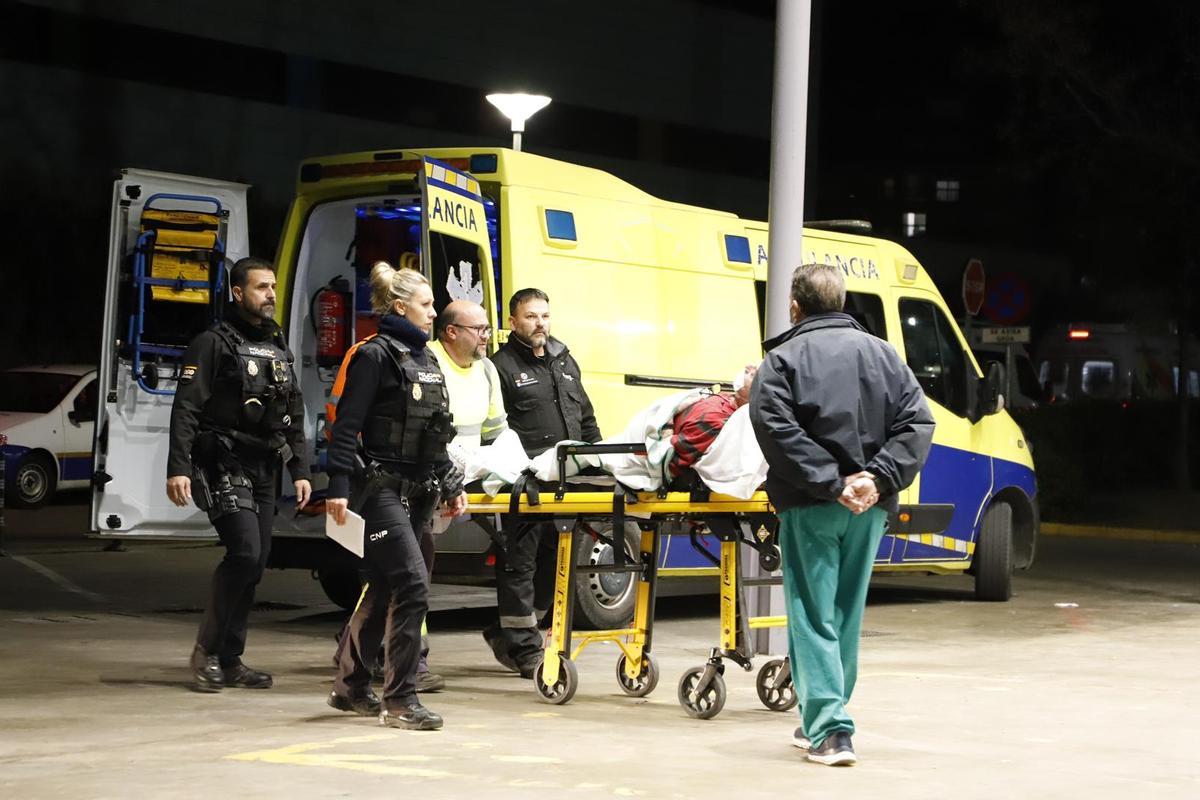Llegada al hospital de heridos del accidente de tren en Adamuz