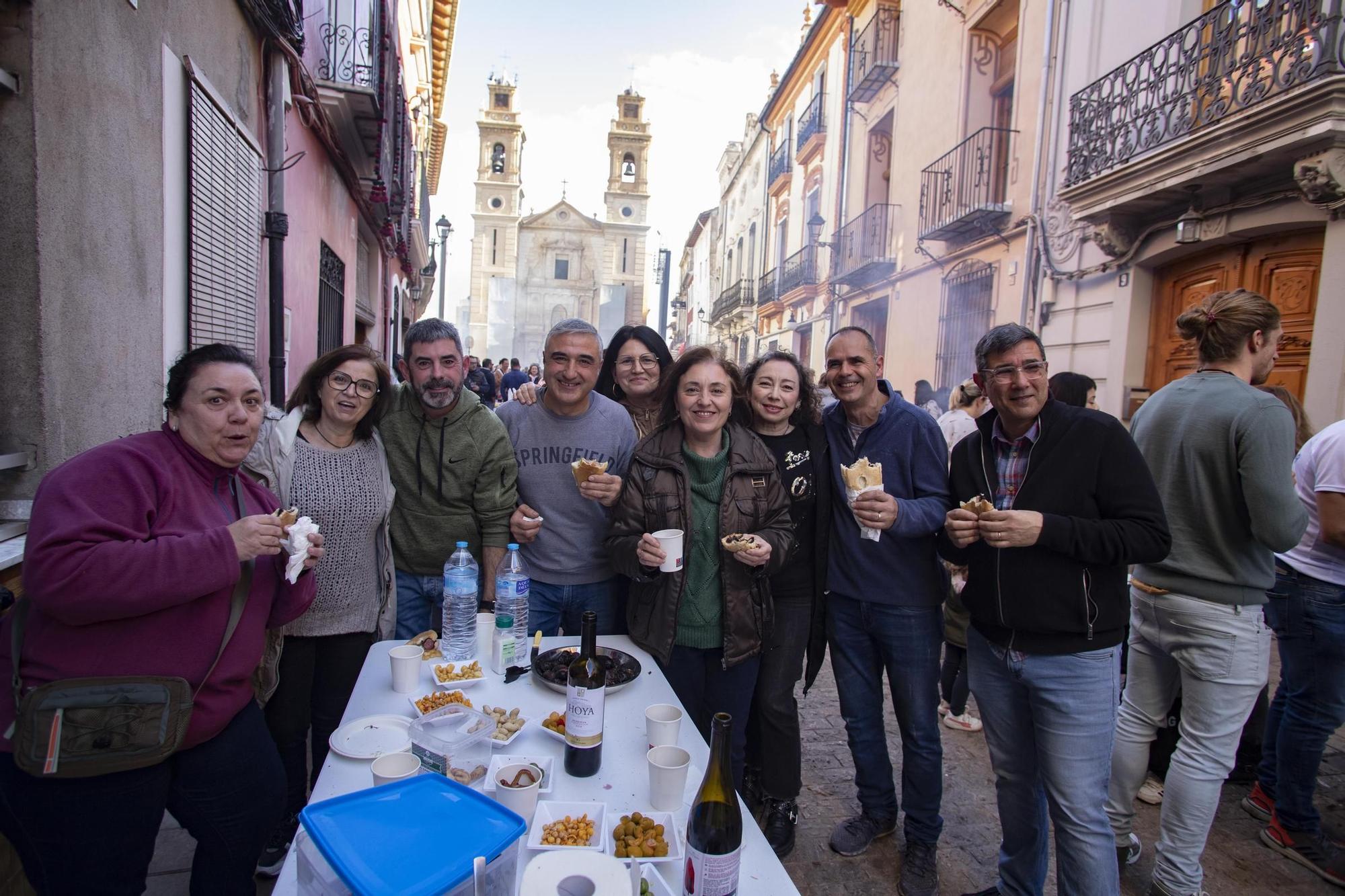 Así ha sido la concurrida "torrà" con las brasas de la Foguera de Canals