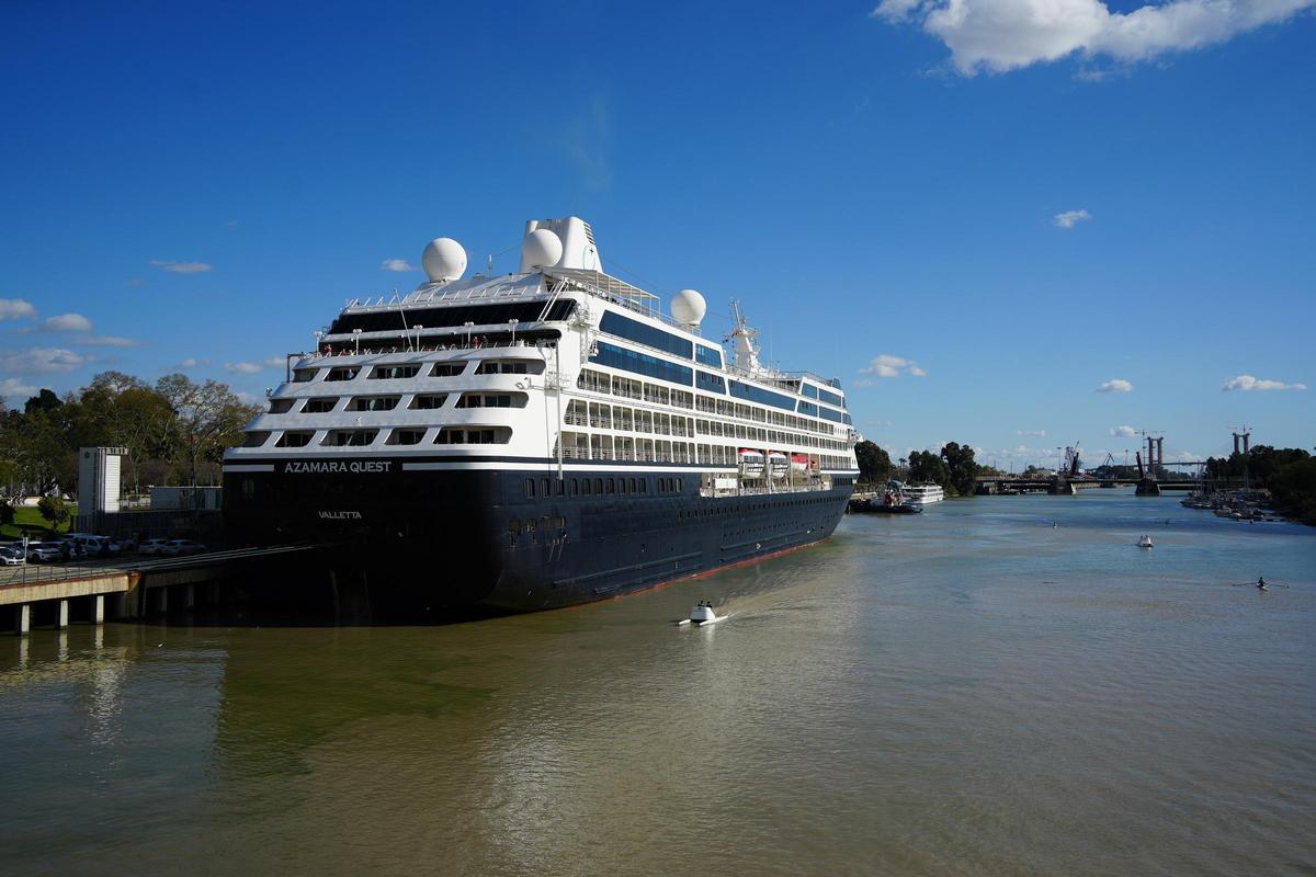 El buque Azamara Quest, atracado en el Muelle Delicias, en foto de archivo.