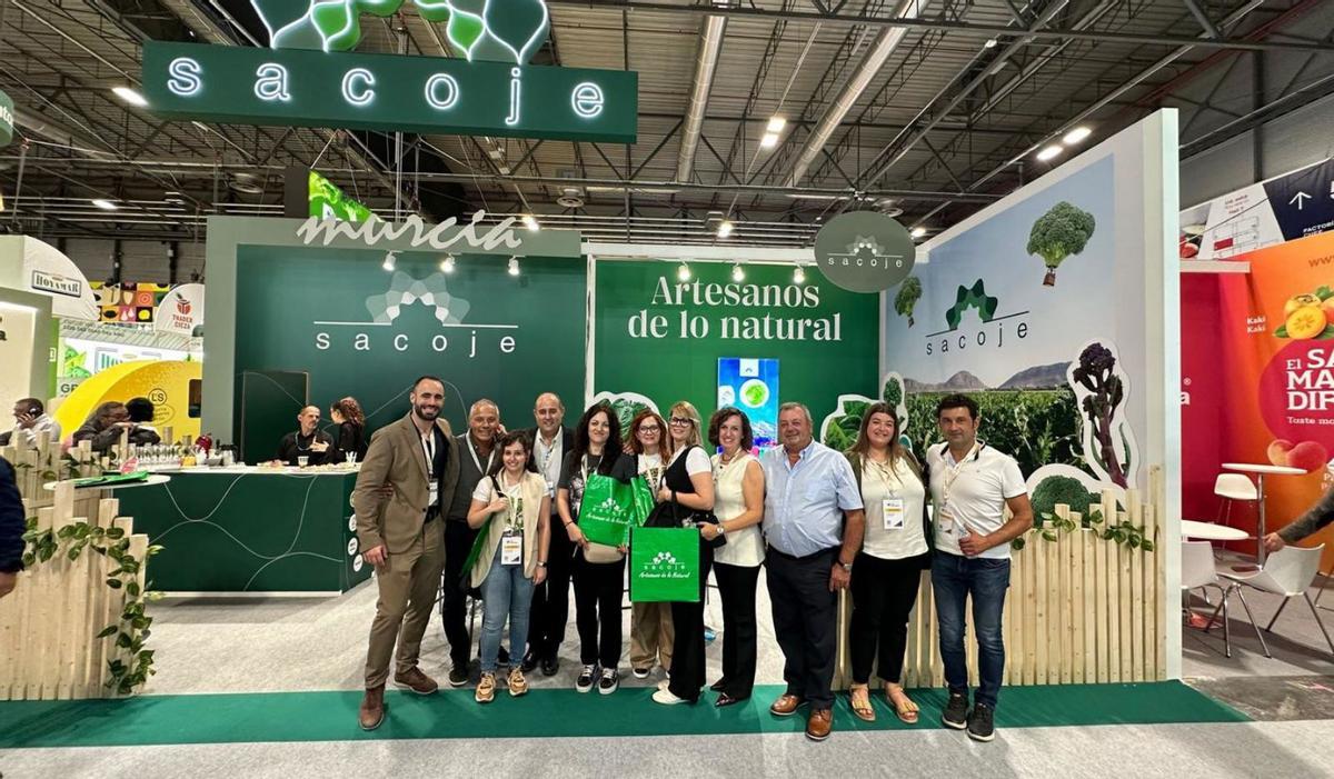 El equipo de Sacoje posa frente a su stand en Fruit Attraction 2024.
