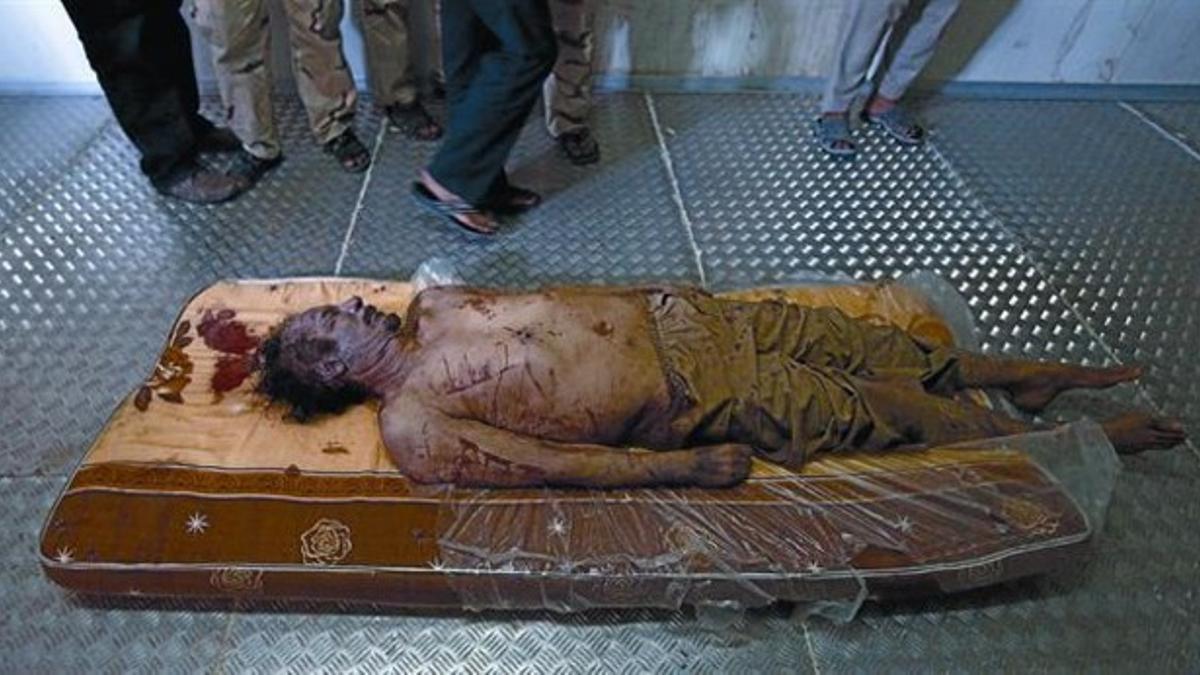 El cadáver de Muamar Gadafi, en el almacén refrigerado de Misrata.