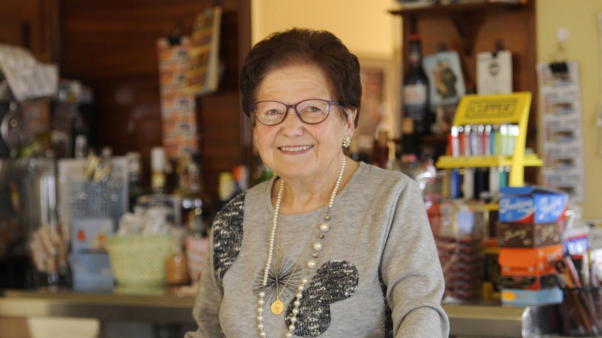 Luisa Rodríguez, na taberna que abriu en Madriñán en 1969.