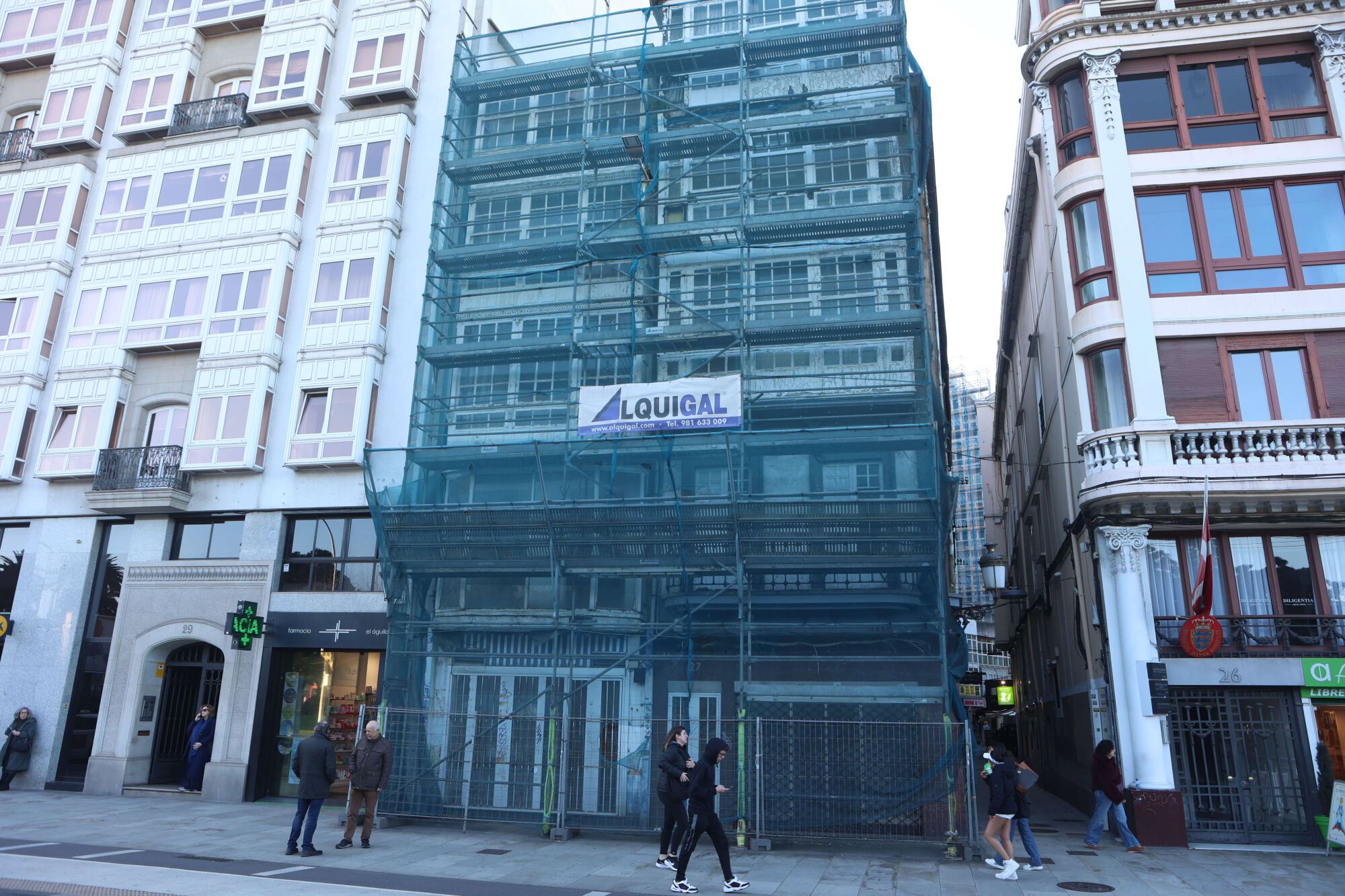 Edificios 27 y 28 del Cantón Pequeño, con andamios en la fachada.