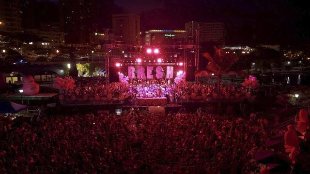 LLENO ABSOLUTO. El público tinerfeño se entrega al baile y la diversidad de la Bresh en el Día de Canarias.| ED/LOT | ED/LOT